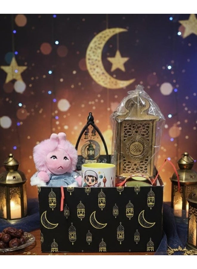 بوكس رمضان + 5 هدايا (فانوس خشبي + مج كوب + عروسة طمطم + شمعة معطرة فواحة + فانوس اسود رمضاني ) - Image 1